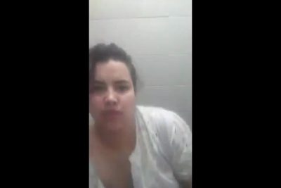 لبوه قاعده سكس مصري بلبس البيت وبتكلم حبيبها فيديو بيقولها عايز اشوف كسك