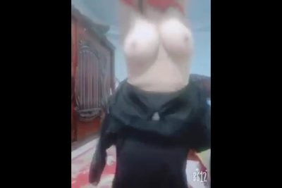 شرموطه افلام سكس  قالع من فوق ولابسه من تحت بزازها لبن حلوه اوي