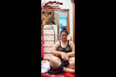 بطايه بلدي جسمها مربرب لابسه القميص xxx  الاسود بتقوله ده حلو اوي على جسمي