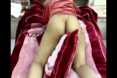 راكبه على المخده بكسها وشغاله تفرك xxnx  تعيانه لغايه لما غرقت المخده بلبن كسها