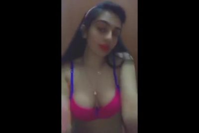 بنوته مصريه على الكاميرا  xnxx  ولابسه السنتيانه بتقوله اللون ده انت بتحبه