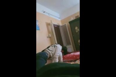 زانق اخته على سكس  السرير العرص وعايز ينيكها في طيزها