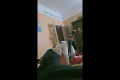 مراهق مصري زانق حبيبته سكس  وشغال بوس في شفايفها هيجها اوي الخول