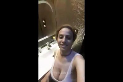 دخلت الحمام سكس مصري عشان تكلم عشيقها بتقلع وصدرها جامد