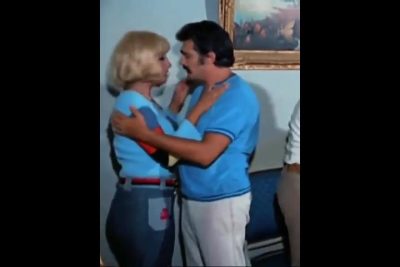 بوس واحضان في مشهد للفنانه سكس مصري سهير رمزي وصدرها باين كله