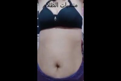 اجمد عرض للقحبه سكس مصري جسمها زي حته القشطه القميص الاسود يهبل على جسمها