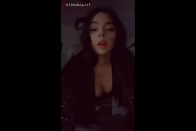 لبوه مبسوطه انها بتتناك وعماله تتصور وهو عمال يفشخ فى كسها وهى سكس عربي  بتقوله نيك كسى كمان عايزه اغرق زوبرك بالبنى ياخول