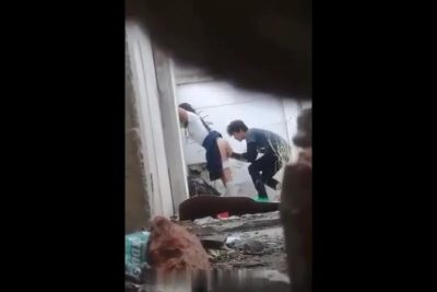 خول مثبت كاميره الموبايل ومن غير ماهى تعرف وجاب صاحبته البيت واعد يقفش سكس عربي فى بزازها ومسك طيزها وكسها وطيزها واعد يلحس فيهم