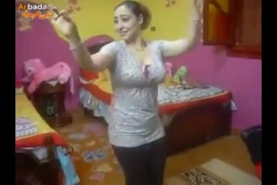 الهايجه بتكلم حبيبها فيديو وعماله ترقص سكس مصري وتغريه علشان يسخن وهى بتقفش فى بزازها نفسي تنيكنى ياخول