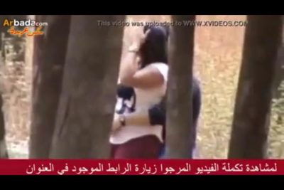 المتناك سكس مصري حاضنها من ضهرها وعمال يقفش فى بزازها ويسخن فيها ونازل بوس فى راقبتها وبيقولها عايزانيكك
