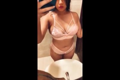 ام جسم سكس مصري ملبن لبسه اندر وبرا بينك وبتكلم صاحبها فيديو وعماله تعرض جسمها الا زى القشطه