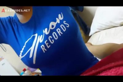 بتكلم سكس مصري حبيبها وهى مثبته التليفون على بزازها وهو عمال يقنعها تقلع هدومها وتفرجه على جسمه