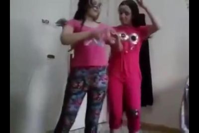 اللبوه سكس مصري جايبه صاحبتها وبتعلمها الرقص وازاى تكون هايجه لم صاحبها يجي ينيكها وازاى تسخنه