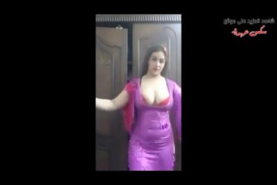 اللبوه سكس مصري جوزها مسافر وبتكلم عاشقها على التليفون فيديو ولابسه قميص نوم وعماله ترقص ليه وتبين بزازها
