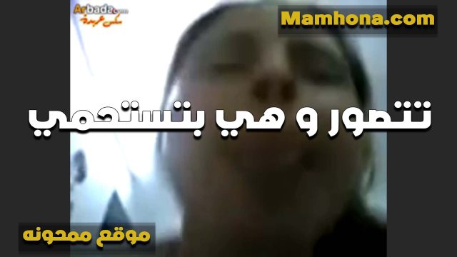 سكس مصري العاهرة لا تستطيع التعامل مع الأمر، فهي تمارس الجنس مع والدتها ويظهر وجهها الألم من القضيب الذي يمزقها.